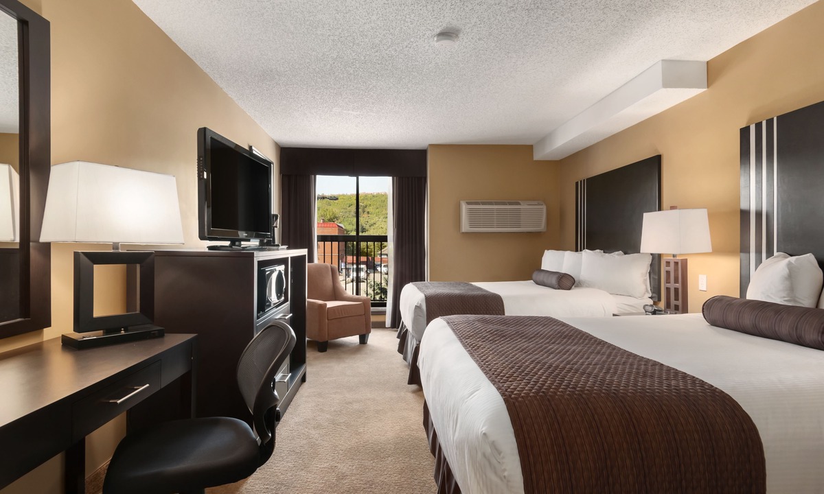Montgomery Hotel | Days Inn by Wyndham Calgary Northwest