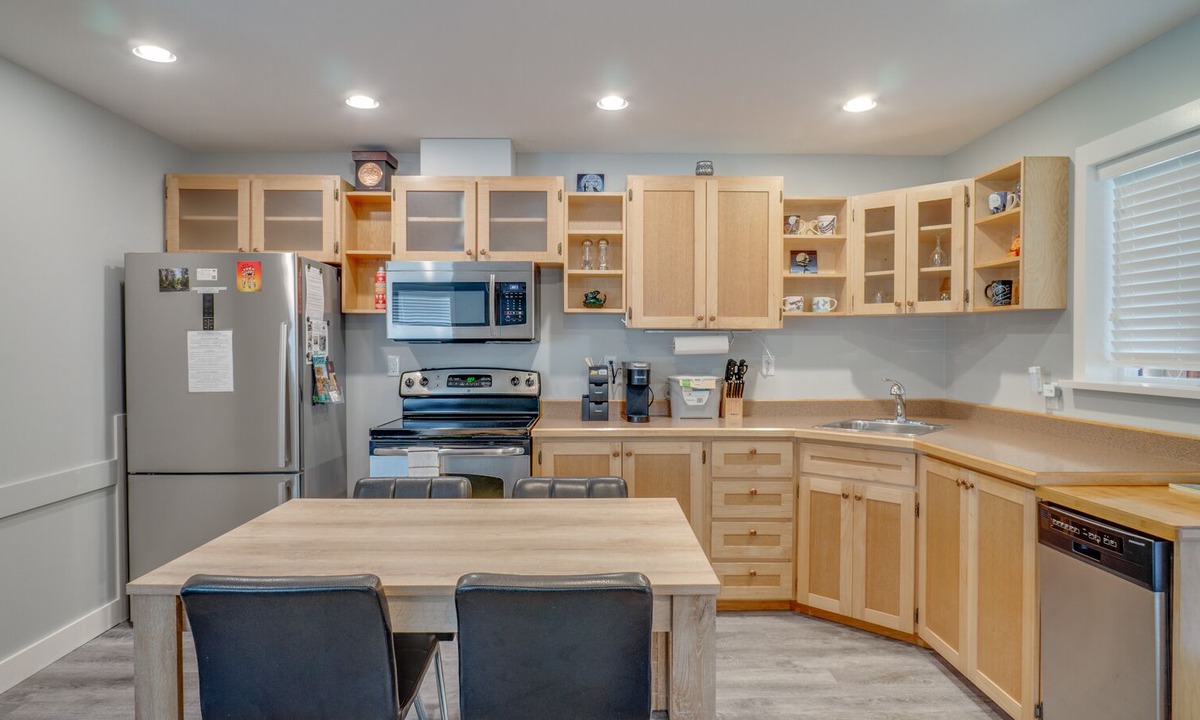 Port Alberni House | The Bear Guest House: Charming 1 bedroom house with private patio!