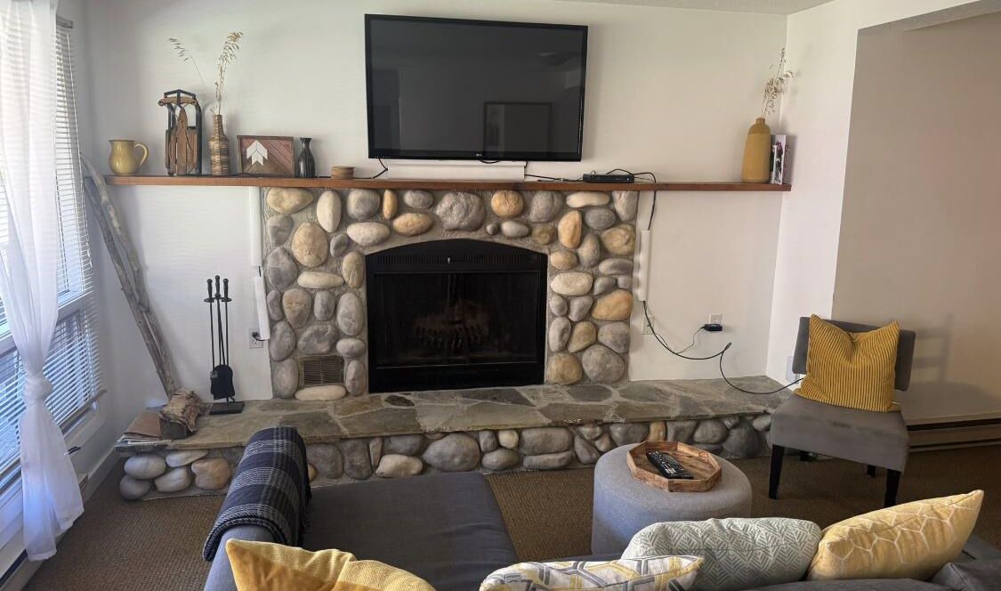 East Kootenay Condo | Panorama mountain retreat. 5 min walk to the gondola.