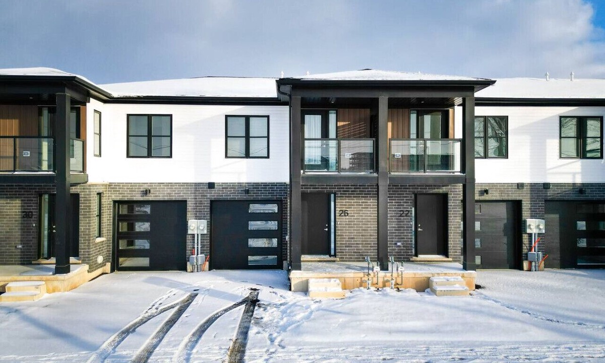 Welland House | Family Friendly Canal Front 3BR with BBQ and Sleeps 8 guests
