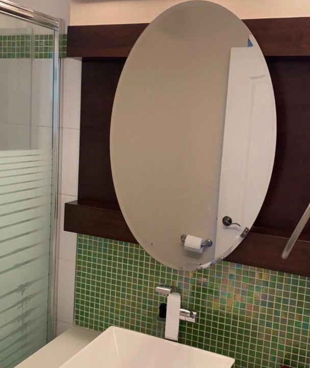 Richmond House | Spacious and bright queen bed room with private bathroom