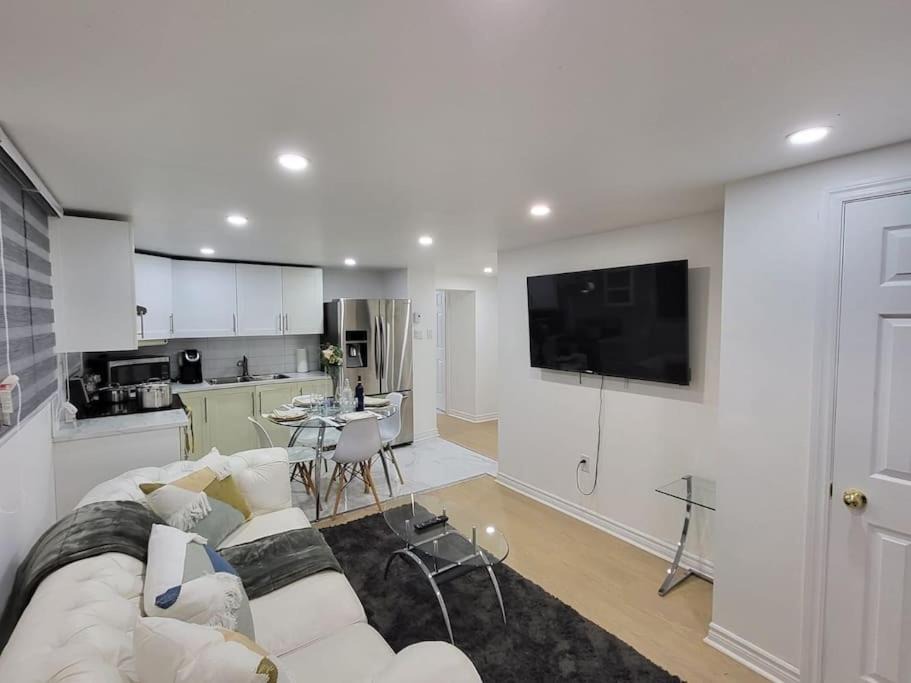 Laval Apartment | Bel appartement moderne et propre, zone calme