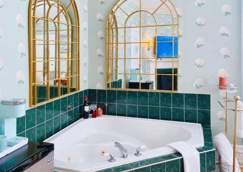 Photo of Bathroom in Queens Square