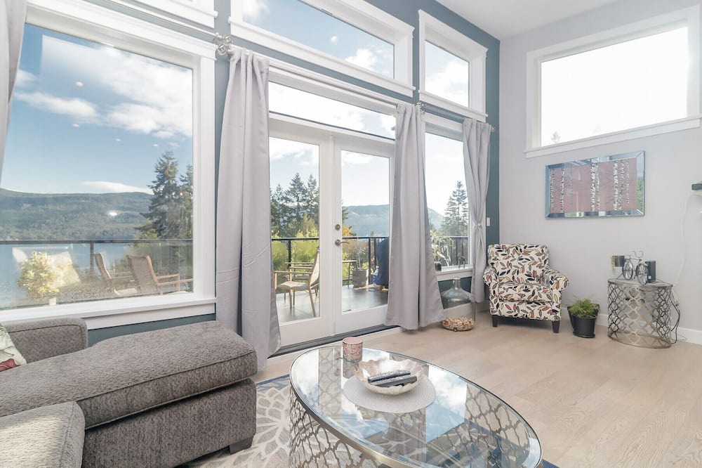 Photo of Livingroom in Cowichan Bay