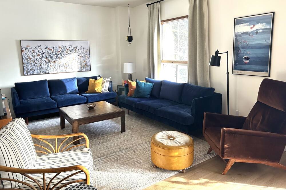 Photo of Livingroom in Division No. 11