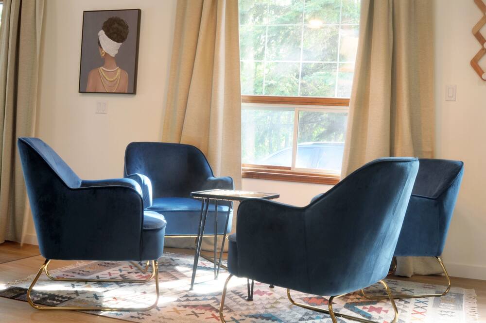 Photo of Livingroom in Division No. 11