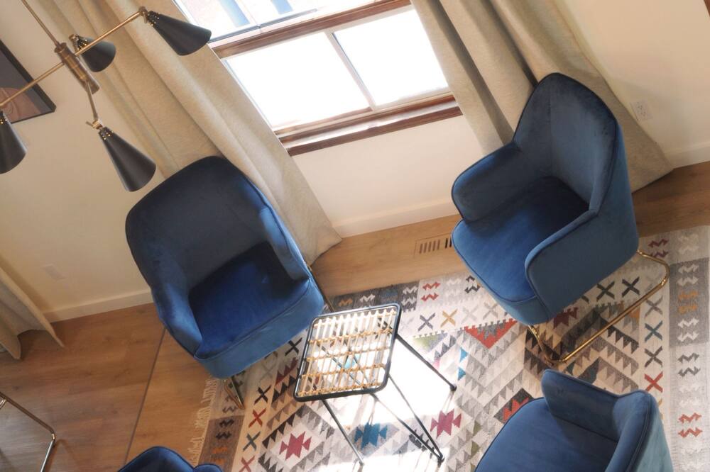 Photo of Livingroom in Division No. 11
