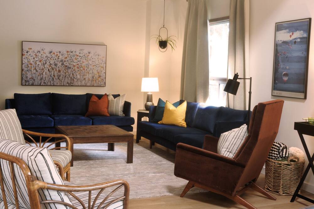 Photo of Livingroom in Division No. 11