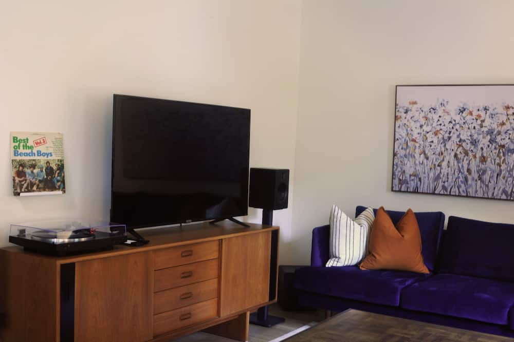 Photo of Livingroom in Division No. 11