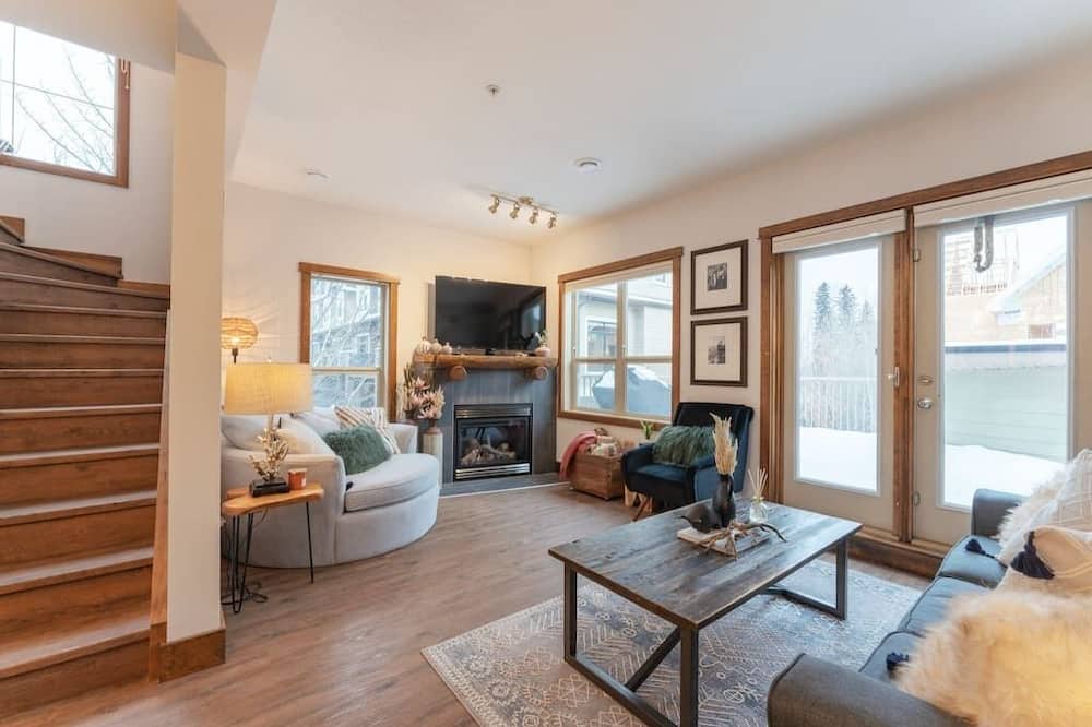 Photo of Livingroom in Cougar Creek