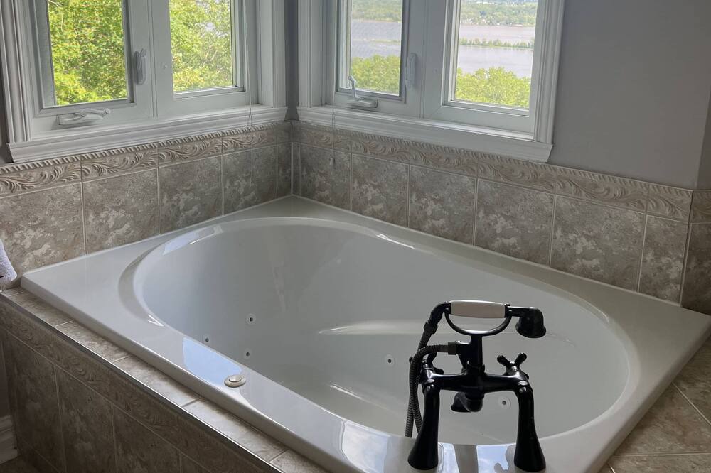 Photo of Bathroom in Grenville-sur-la-Rouge