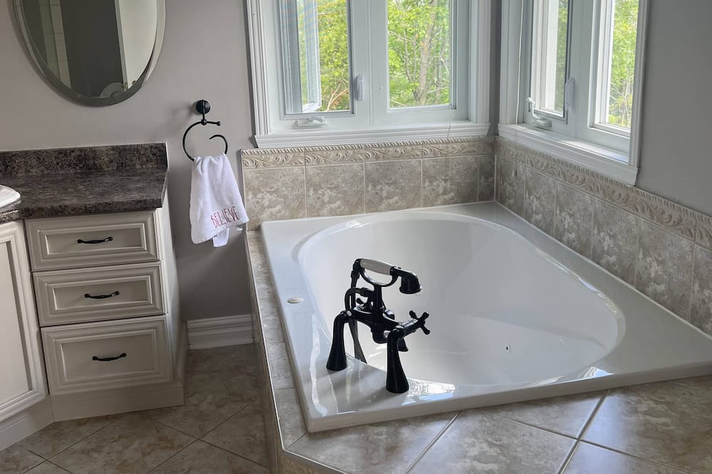 Photo of Bathroom in Grenville-sur-la-Rouge