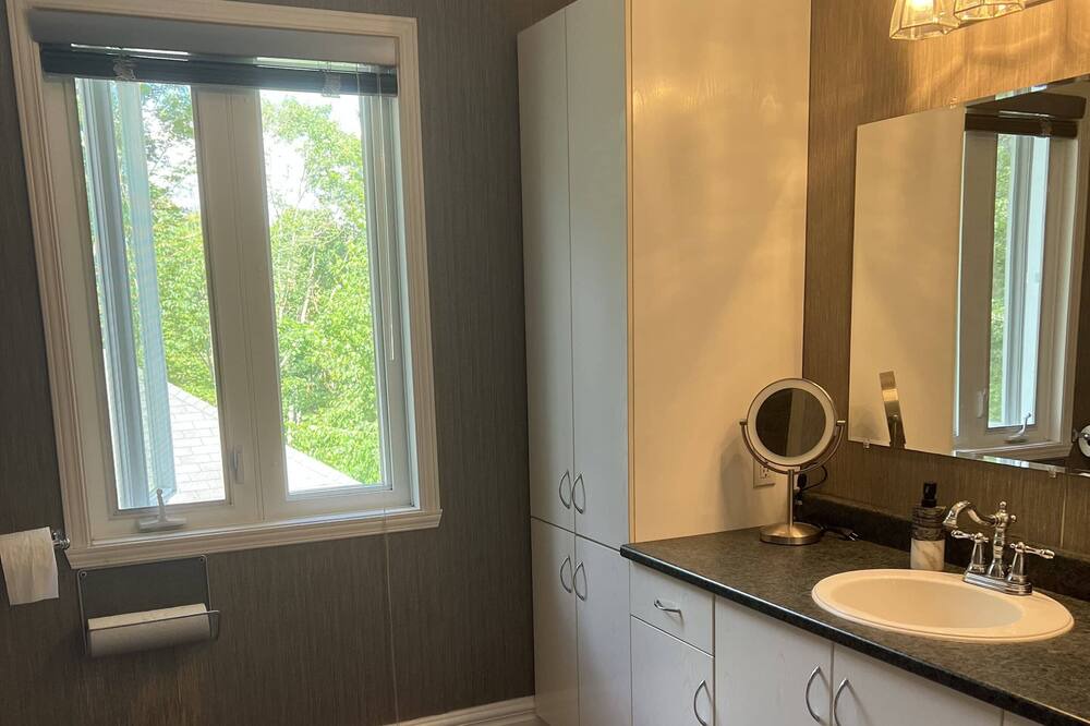 Photo of Bathroom in Grenville-sur-la-Rouge