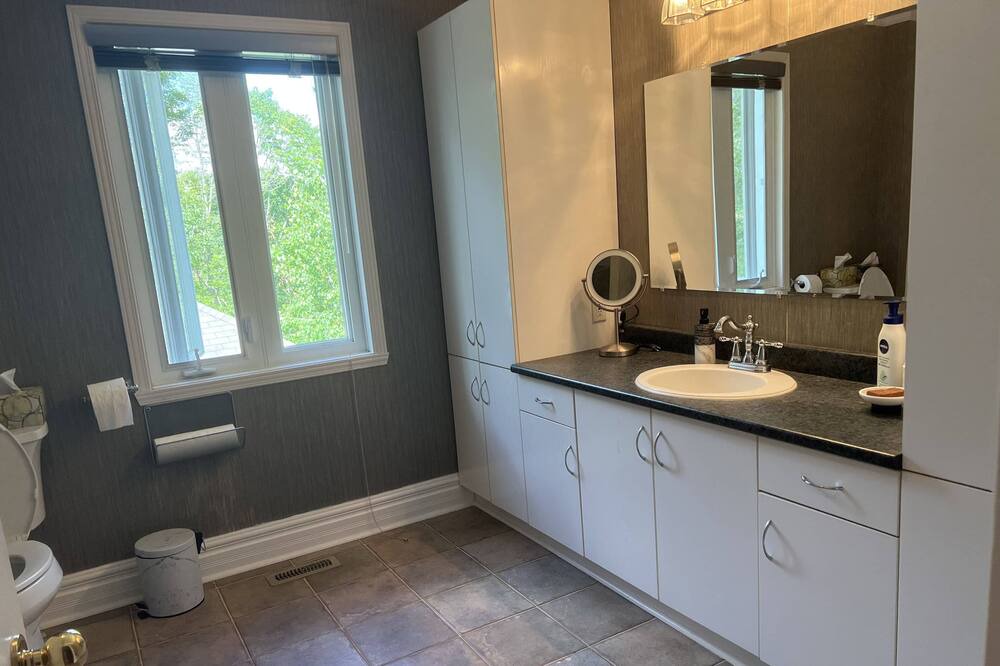 Photo of Bathroom in Grenville-sur-la-Rouge