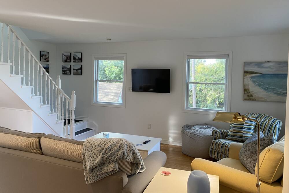 Photo of Livingroom in Scugog