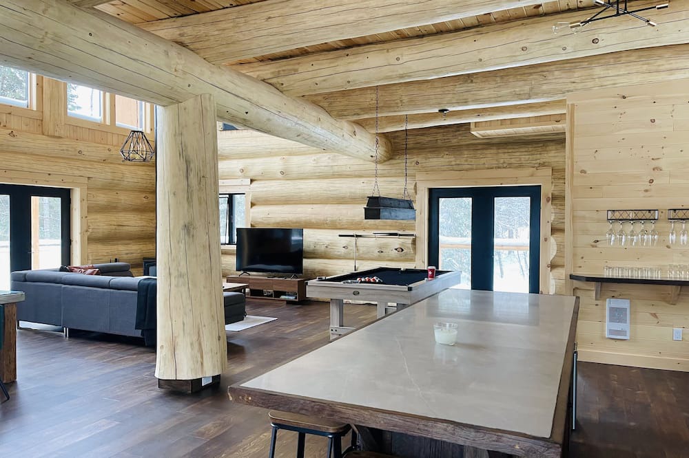 Photo of Livingroom in Sainte-Marguerite-du-Lac-Masson