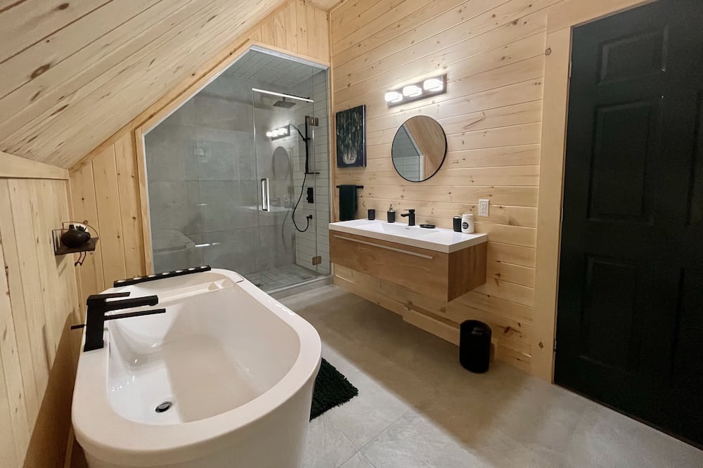 Photo of Bathroom in Sainte-Marguerite-du-Lac-Masson