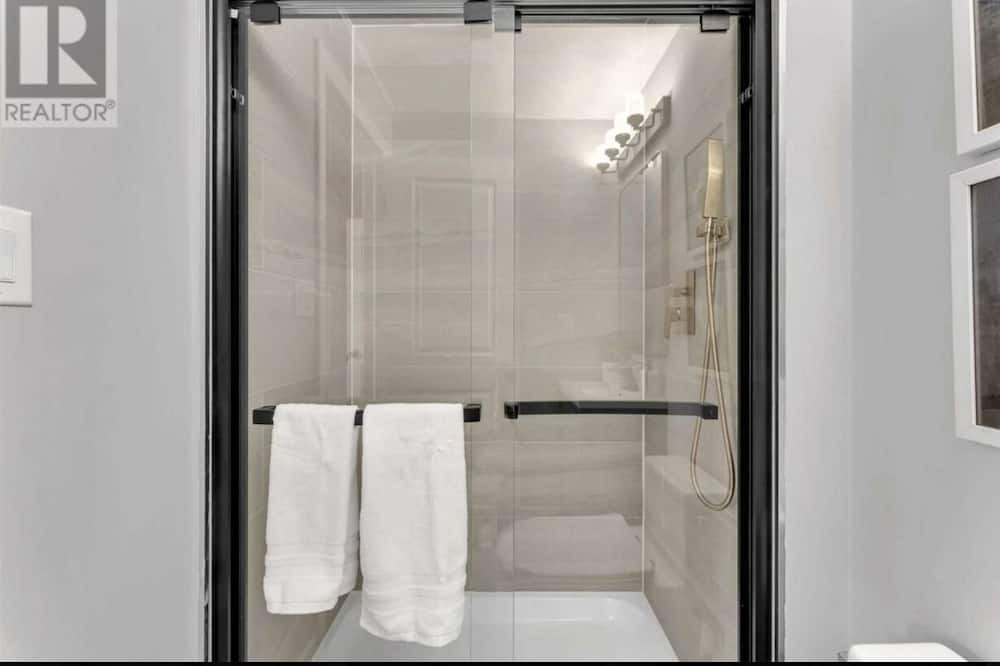 Photo of Bathroom in Eringate