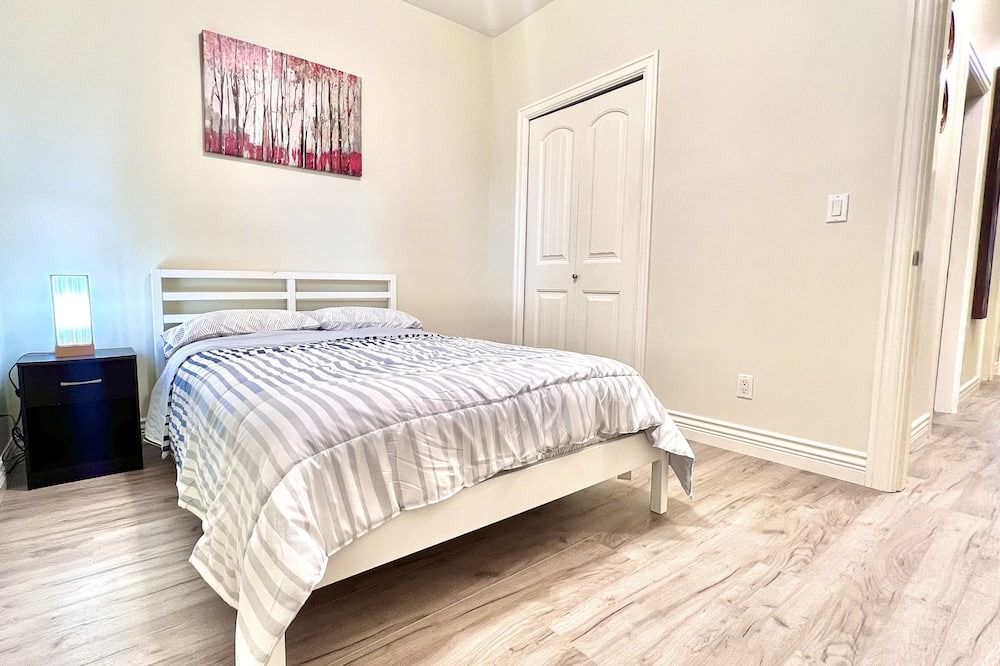 Photo of Bedroom in Upper Ten Oaks