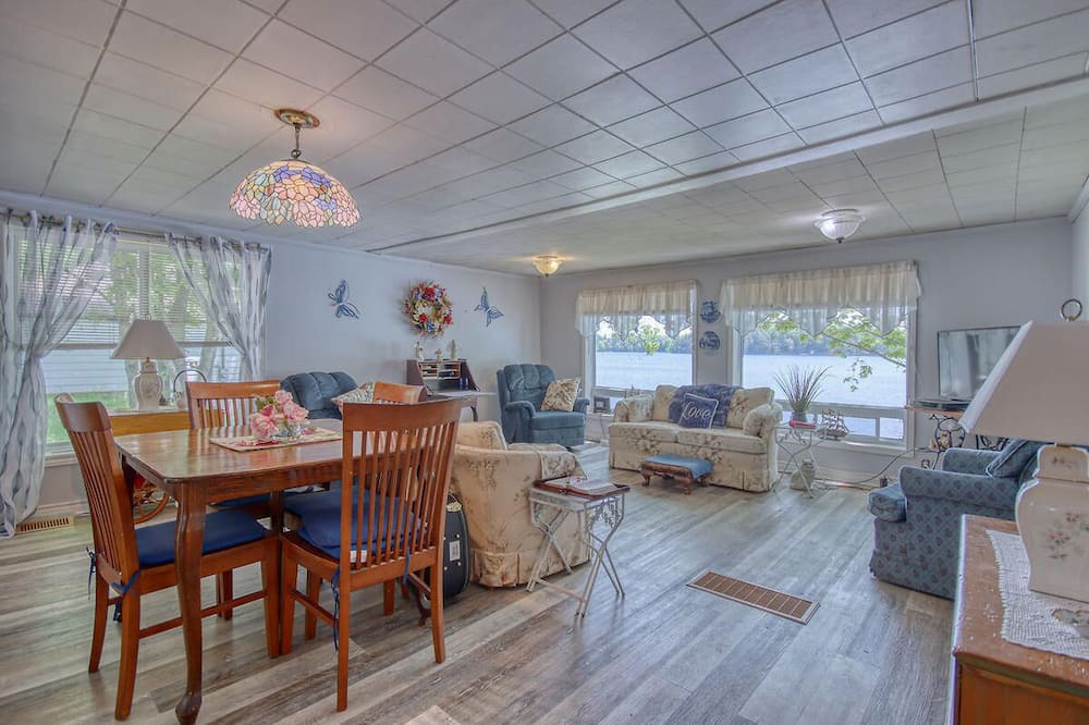 Photo of Livingroom in Frontenac