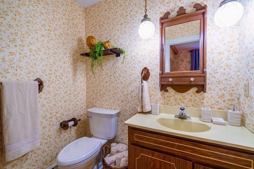 Photo of Bathroom in Weedon