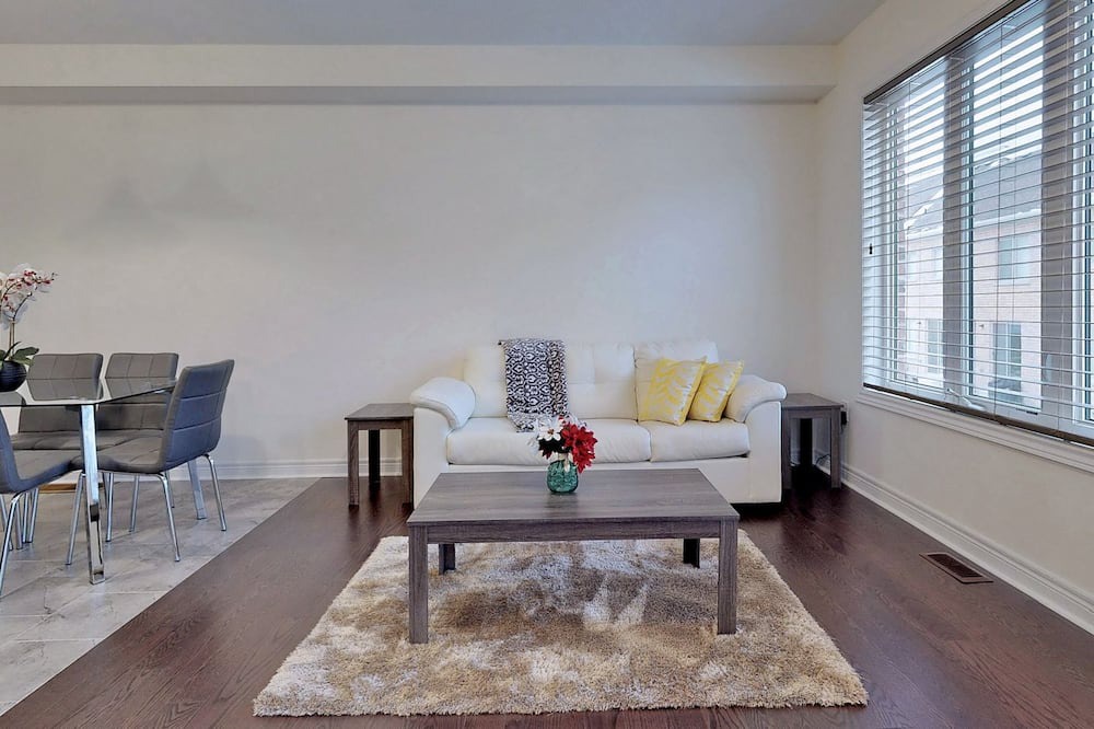 Photo of Livingroom in Aurora