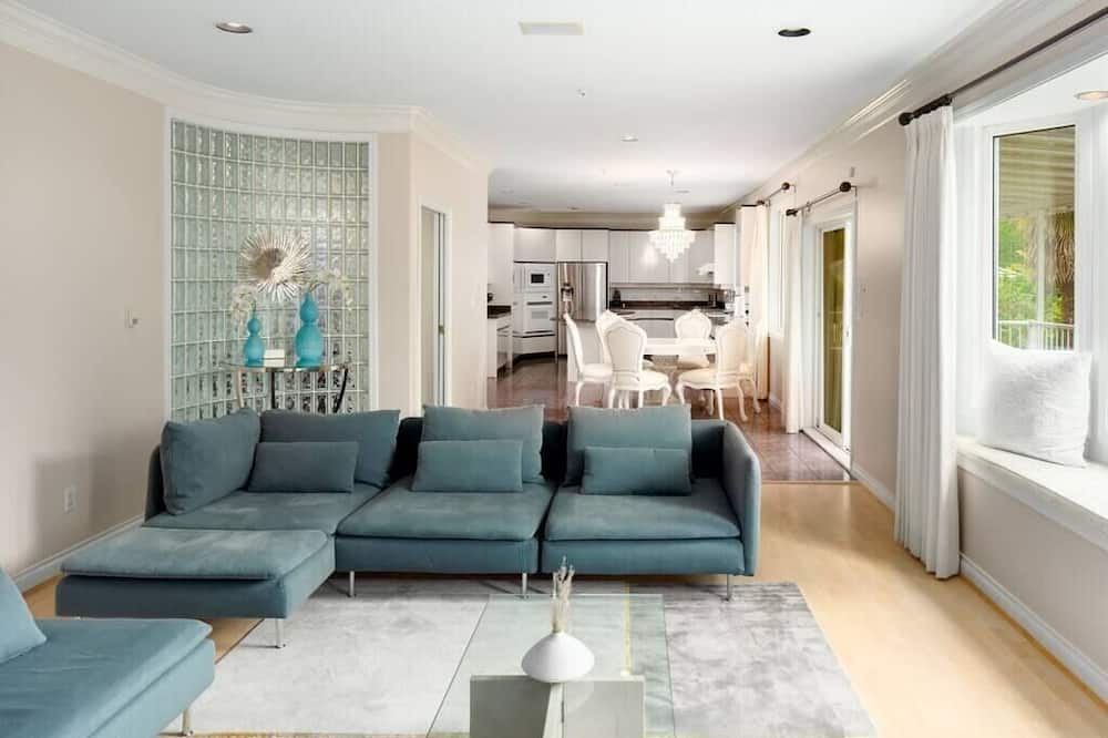 Photo of Livingroom in Kerrisdale