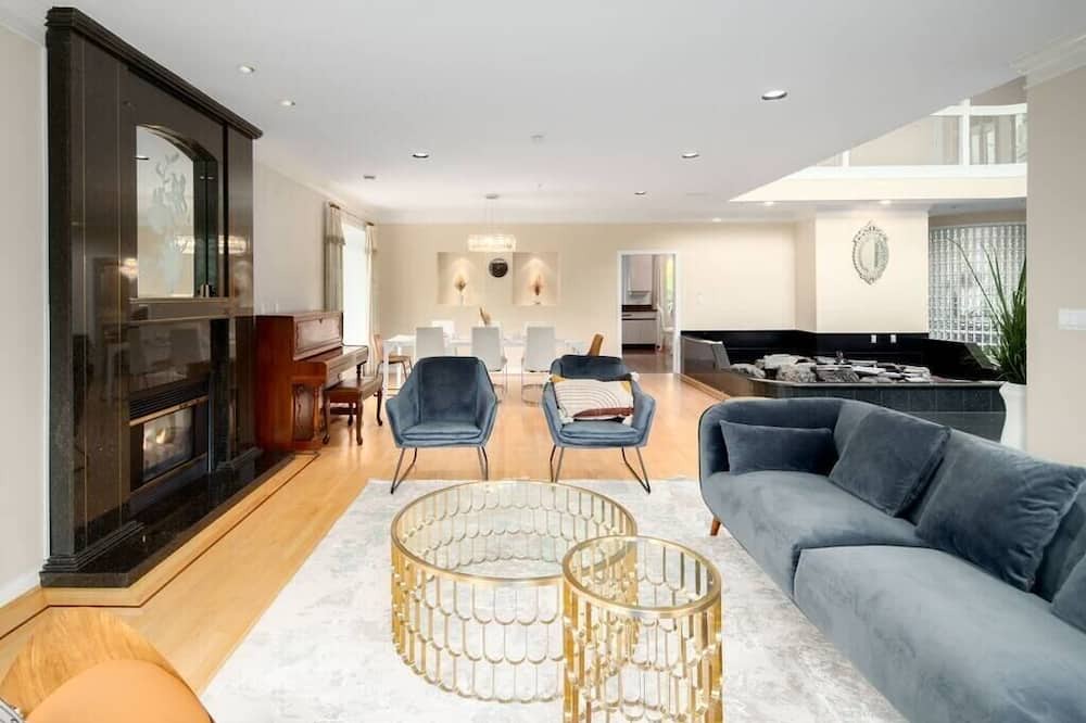 Photo of Livingroom in Kerrisdale