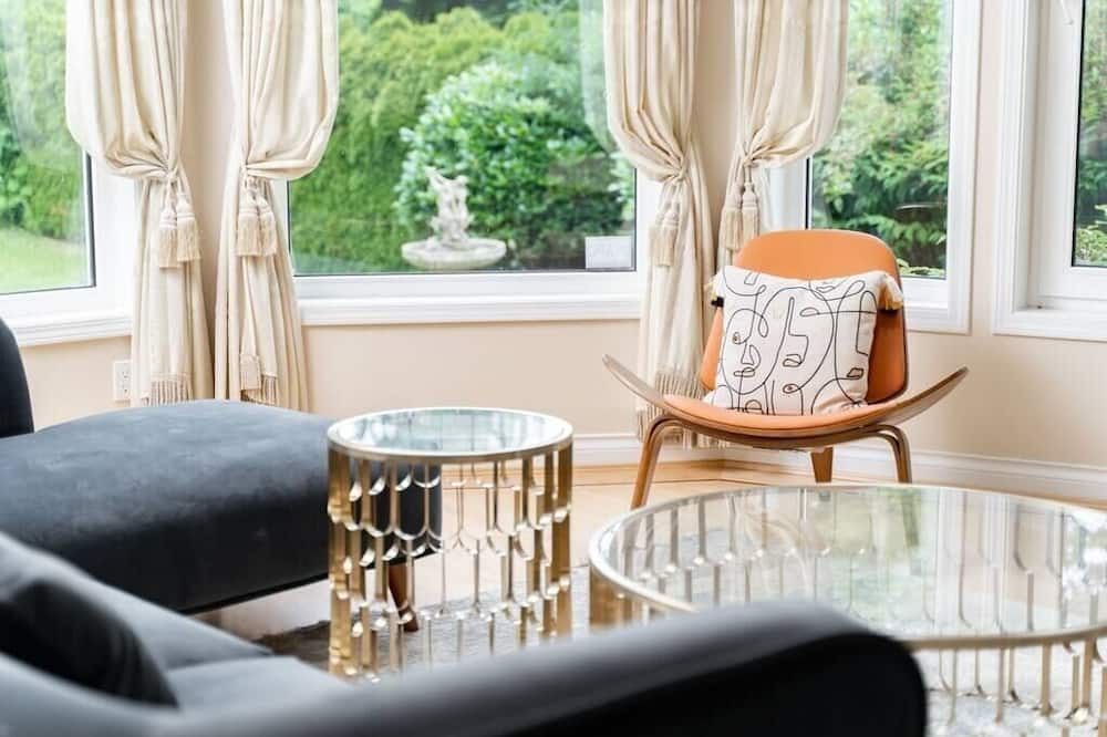 Photo of Livingroom in Kerrisdale