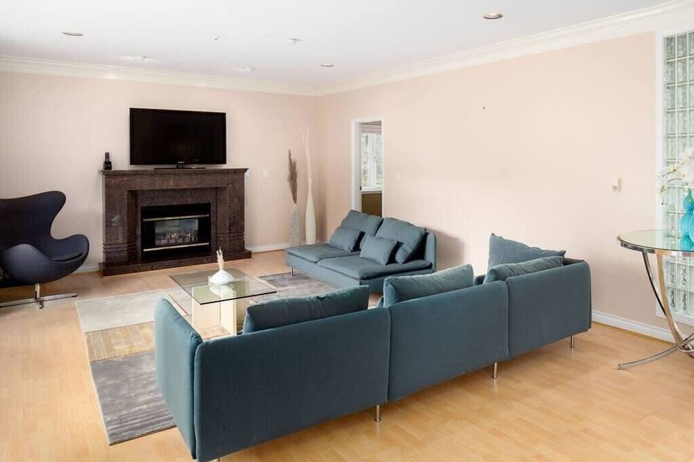 Photo of Livingroom in Kerrisdale
