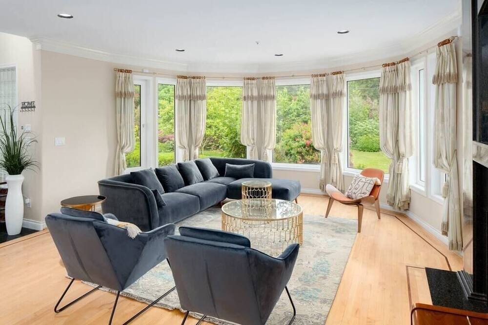 Photo of Livingroom in Kerrisdale