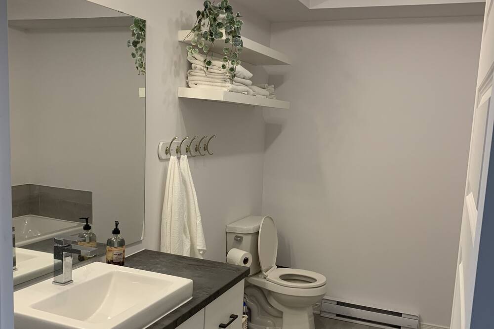 Photo of Bathroom in Aylmer