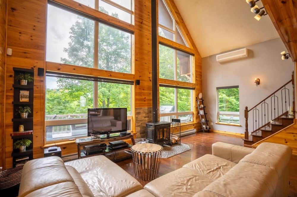 Photo of Livingroom in Val-des-Lacs