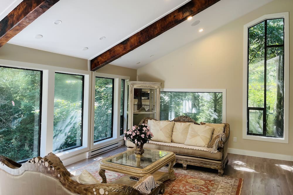Photo of Livingroom in Langley