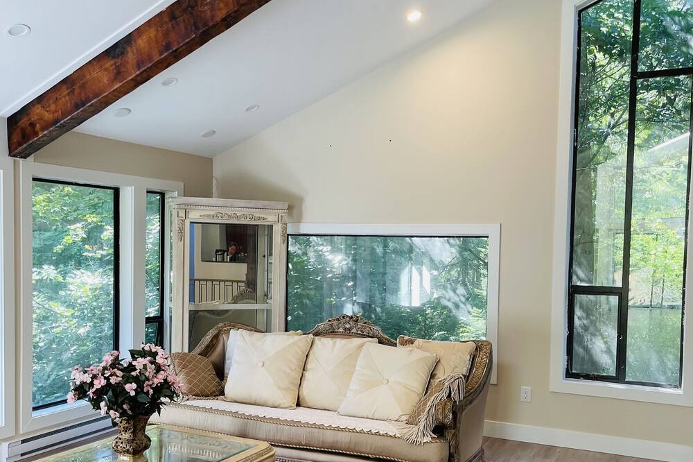 Photo of Livingroom in Langley