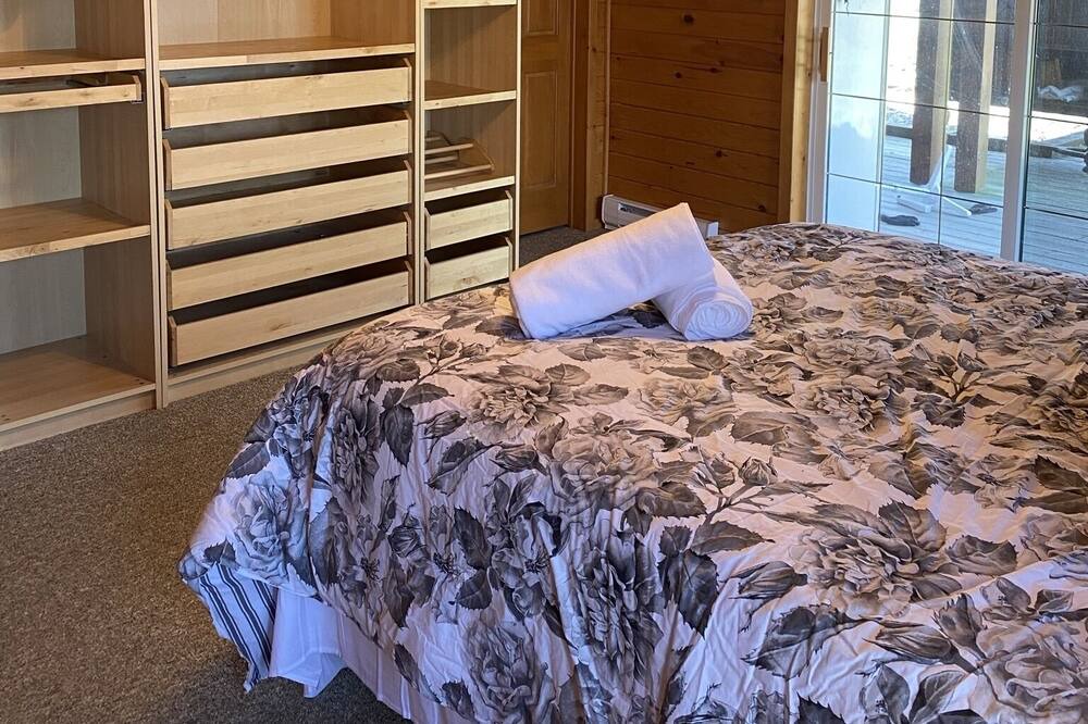 Photo of Bedroom in Honey Harbour