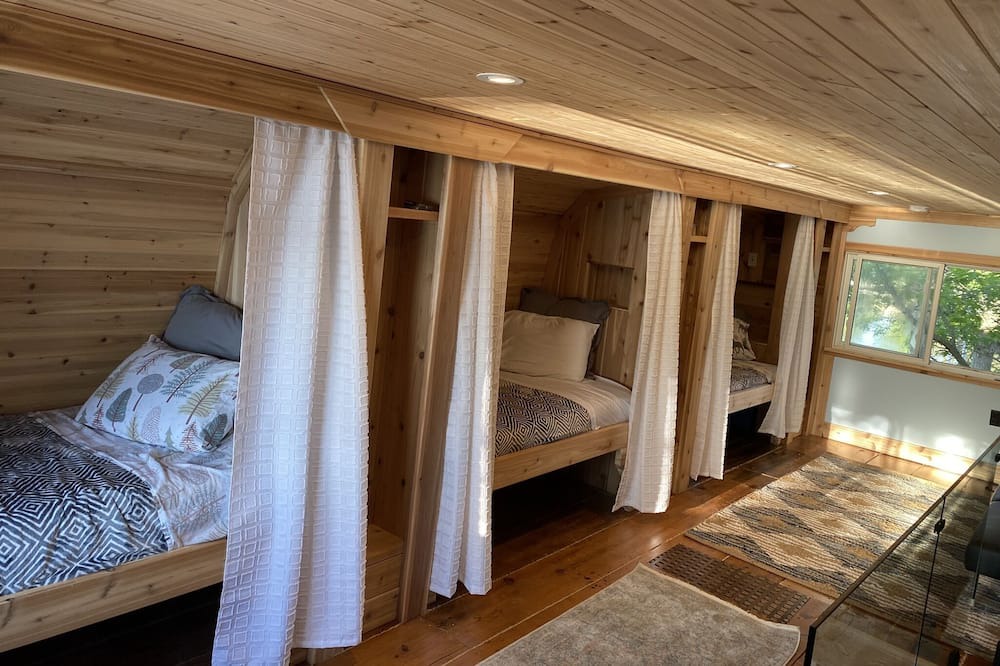 Photo of Bedroom in Honey Harbour