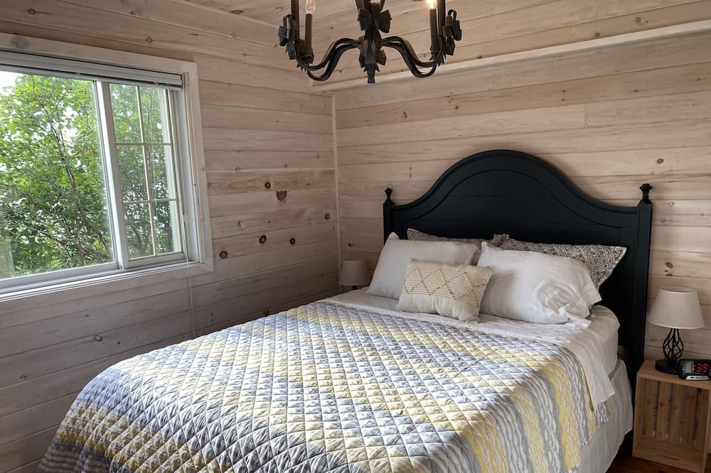Photo of Bedroom in Honey Harbour