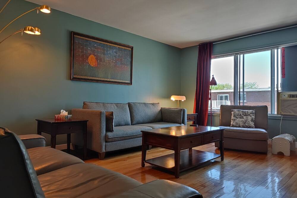 Photo of Livingroom in Laval-des-Rapides