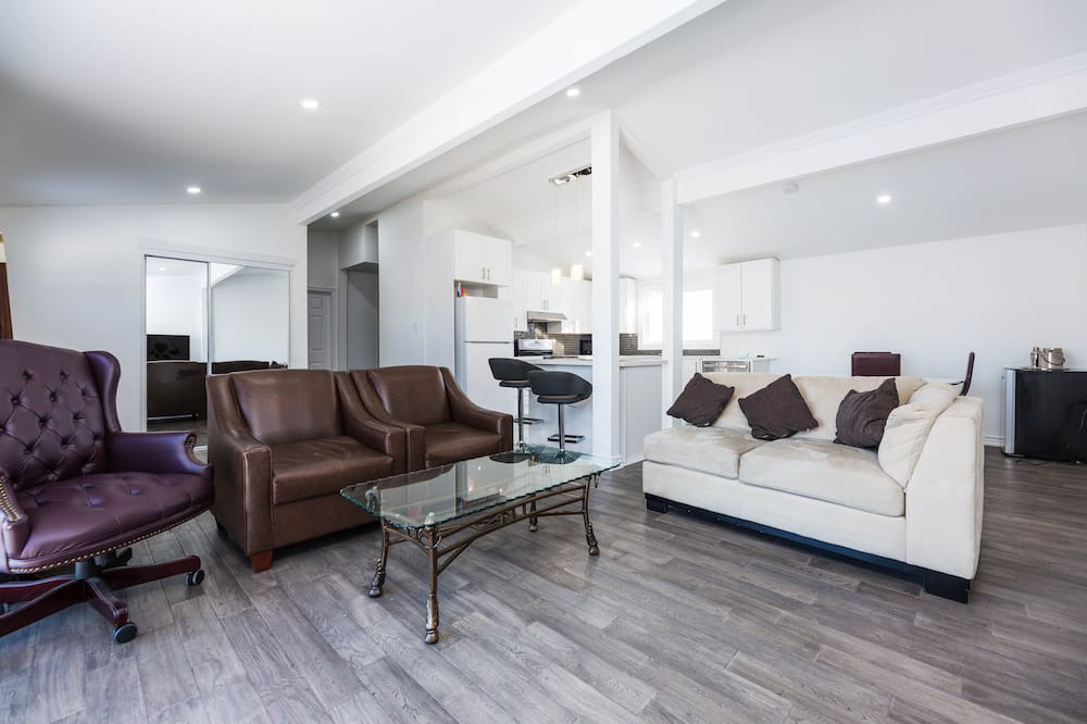 Photo of Livingroom in Mono