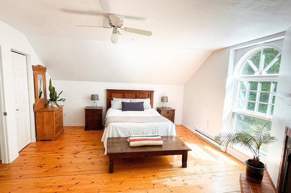 Photo of Bedroom in Val-des-Monts