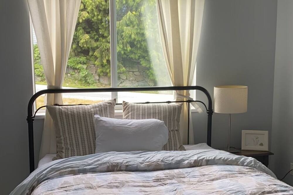 Photo of Bedroom in Sechelt