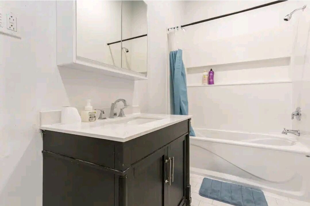 Photo of Bathroom in La Petite-Patrie