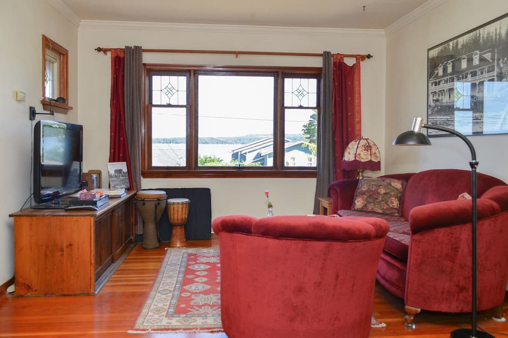 Photo of Livingroom in Union Bay