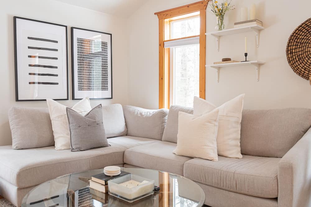 Photo of Livingroom in Utterson