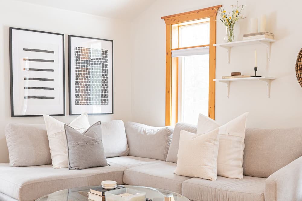 Photo of Livingroom in Utterson