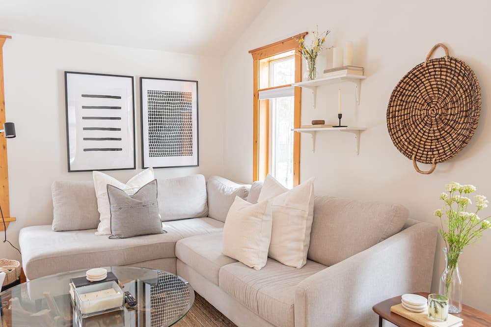 Photo of Livingroom in Utterson