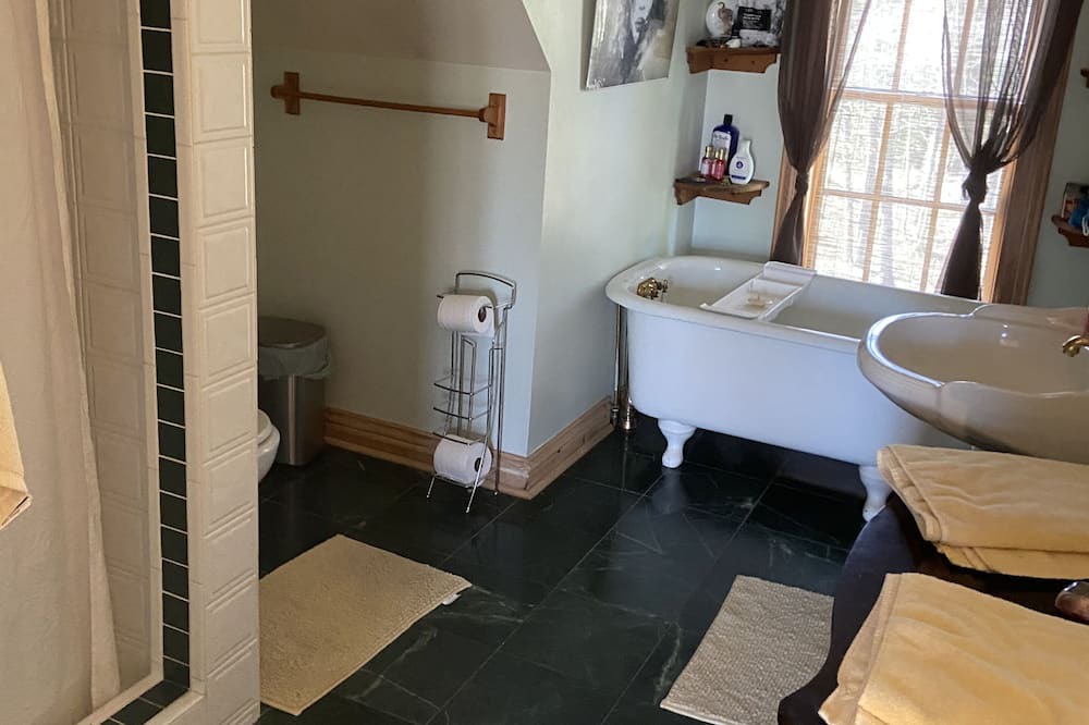 Photo of Bathroom in Mountain Grove