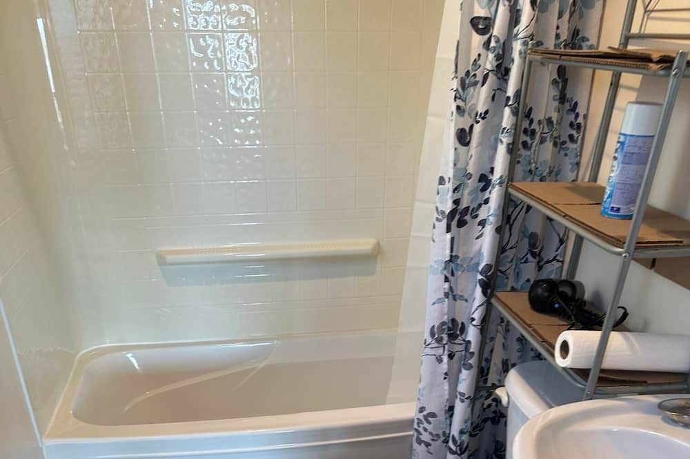 Photo of Bathroom in Albert Bridge