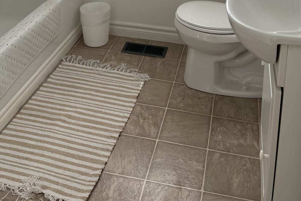 Photo of Bathroom in Mono